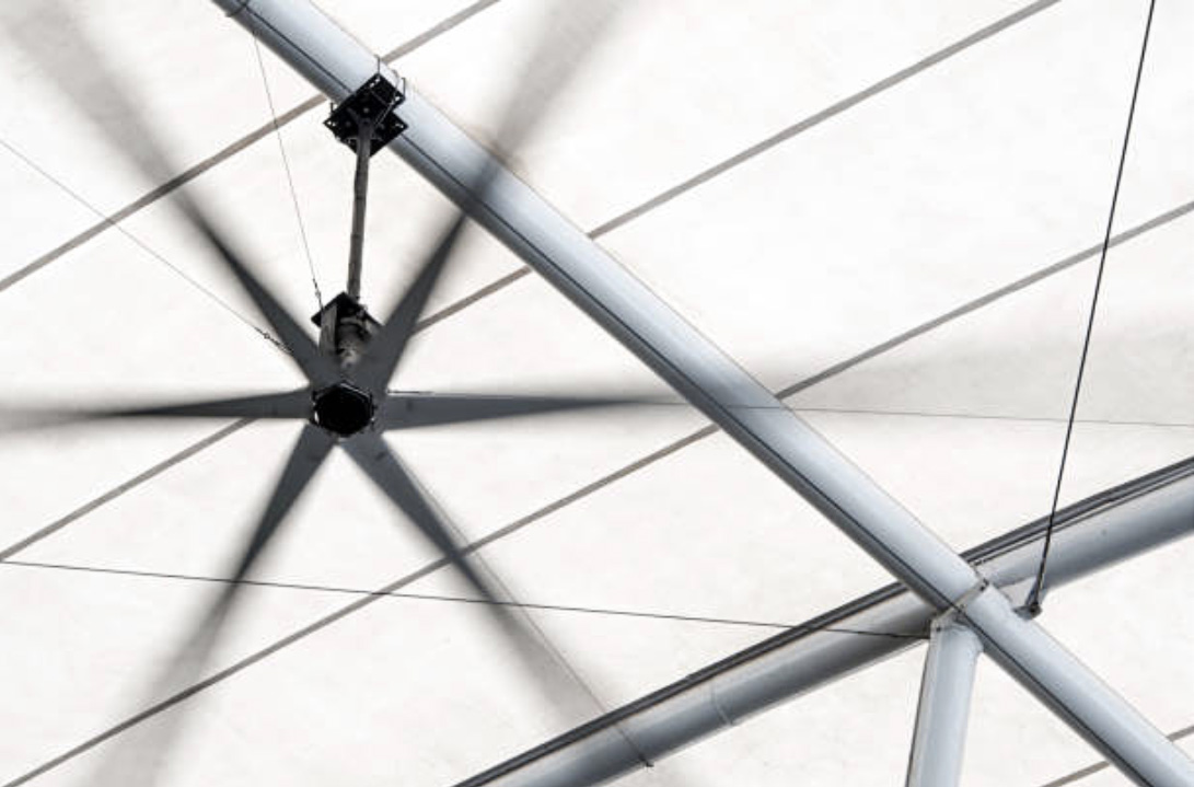 HVLS industrial fan fitted with a safety cable system